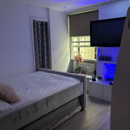 Central Oasis: Urban Retreat with Breakfast and Yoga London Exterior photo