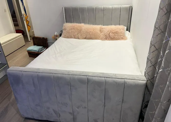 Beautiful Double Room In A Central Location Next To Various Tube Stations With Breakfast And Yoga Options Available On Site